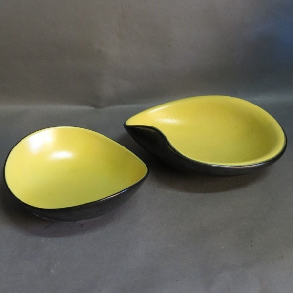 Two ceramic bowls. van...