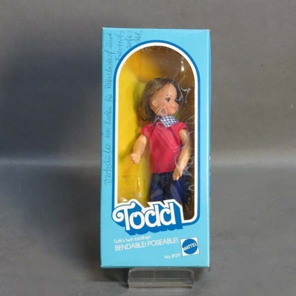 Barbie Todd en su caja...