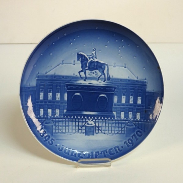Porcelain collecting plate....