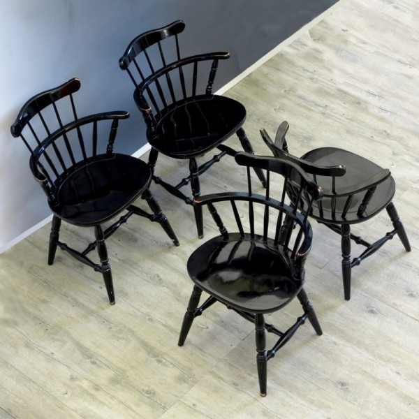 Cuatro sillas de diseño de...