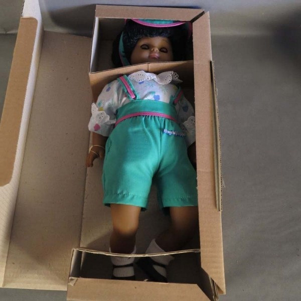Muñeca Engel en su caja...