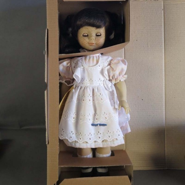 Muñeca de Engel en su caja...