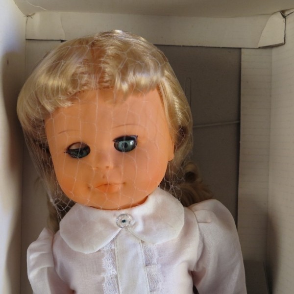 Muñeca de Sonni en su caja...