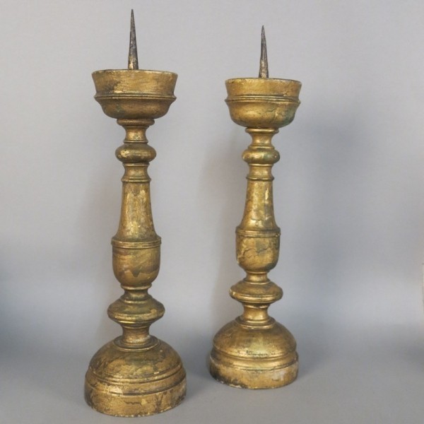 Dos candelabros barrocos de...