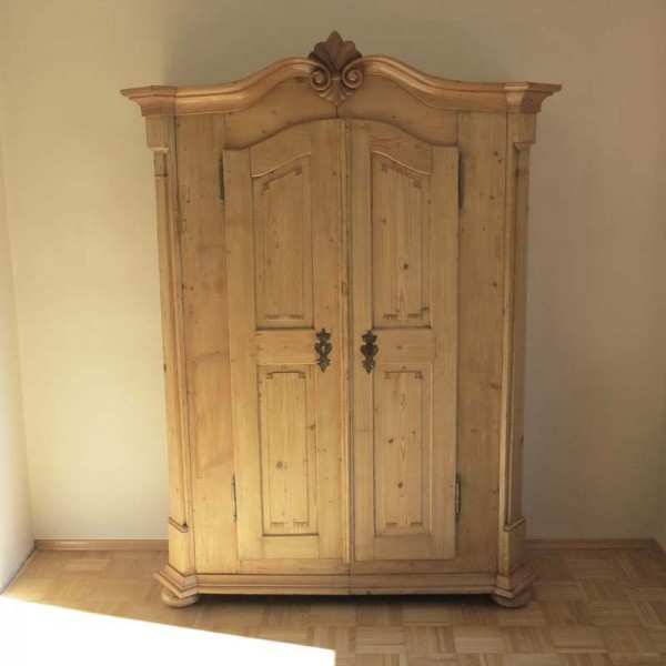 Antiguo armario de madera...