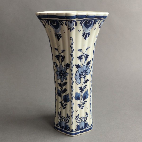 Porcelain vase from Delft....