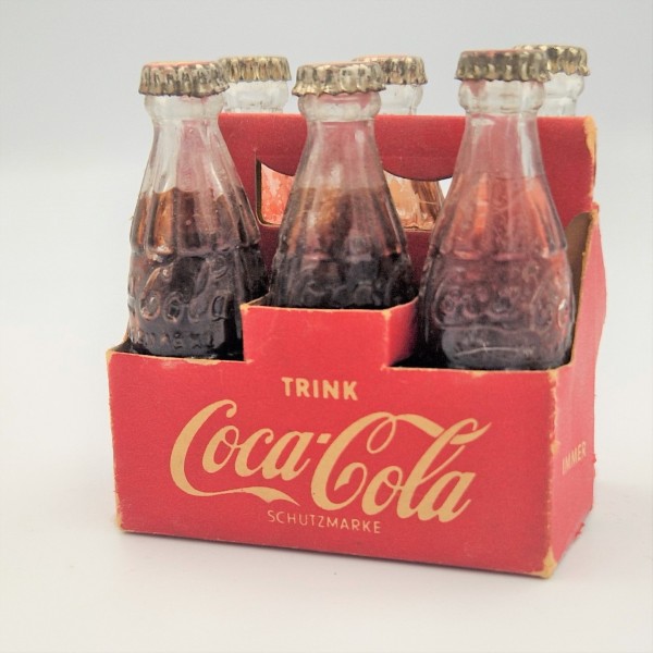 Karton mit sechs Coca-Cola...